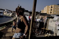 Moradora da favela Comunidade da Paz.