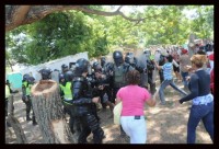 La confrontación entre la Policía y habitantes fue intensa. Foto del sitio.